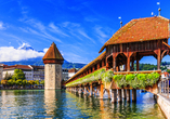 Statten Sie Luzern mit der Kapellbrücke und dem Wasserturm einen Besuch ab. 