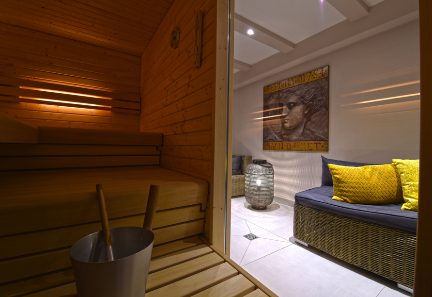 Die einladende Sauna bietet genug Raum zur Entspannung.
