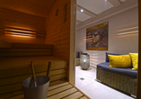 Die einladende Sauna bietet genug Raum zur Entspannung.