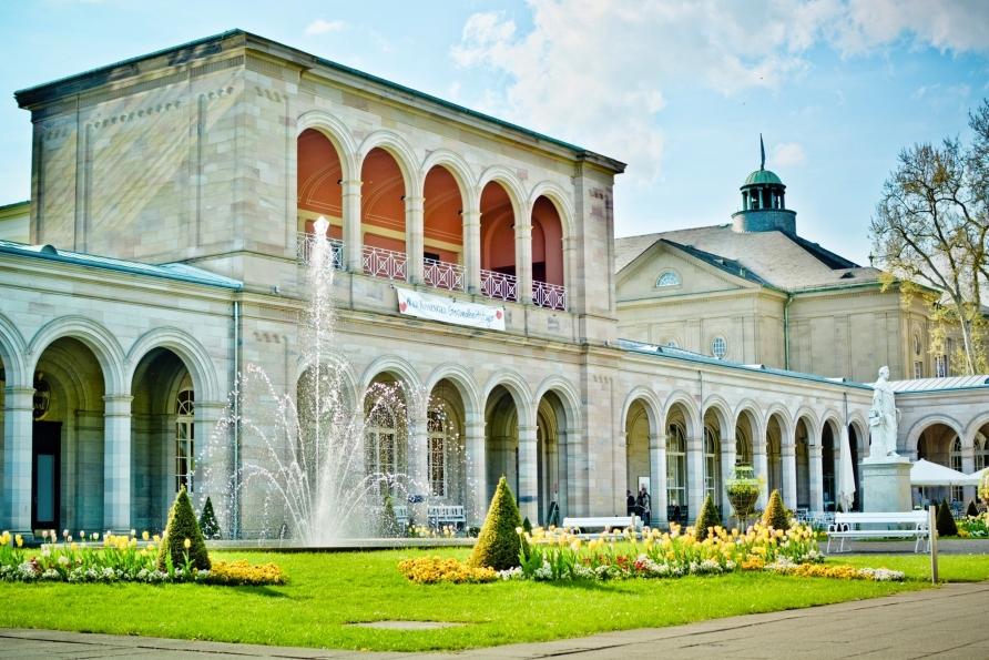 Der eindrucksvolle Arkadenbau im bayerischen Staatsbad Bad Kissingen