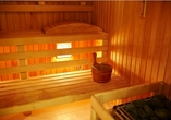 Der Wellnessbereich bietet zahlreiche Möglichkeiten der Entspannung – so auch die wohlige Wärme der Sauna.