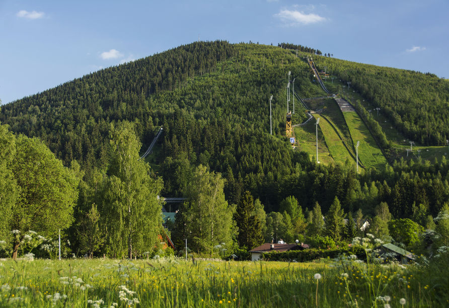 Der Teufelsberg ist bekannt für seine Skisprungschanzen.