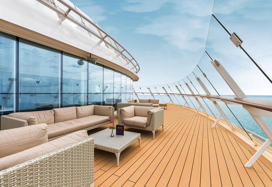 Die gemütliche Panorama-Lounge an Bord Ihres Schiffes lädt zum Verweilen ein.