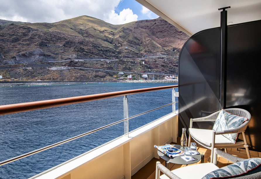 Genießen Sie Ihre Fahrt auf hoher See auf Ihrem Balkon Ihrer Balkonkabine.