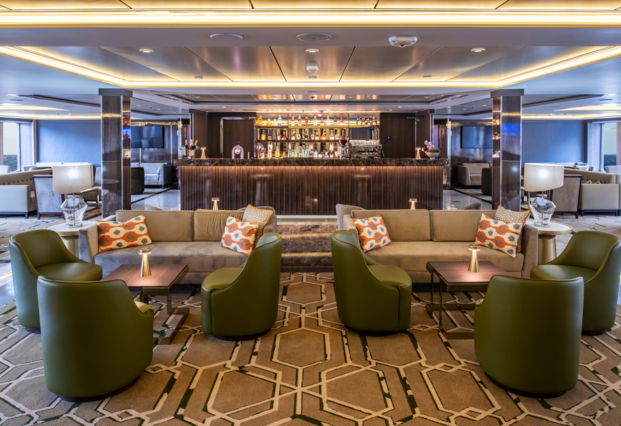 Machen Sie es sich in der Lounge oder an der Bar an Bord gemütlich.