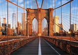 Spazieren Sie über die berühmte Brooklyn Bridge in New York.