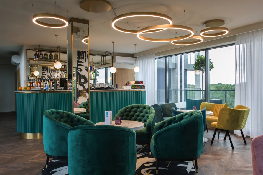 Das einladende Café des Hotels erstreckt sich über zwei Etagen.