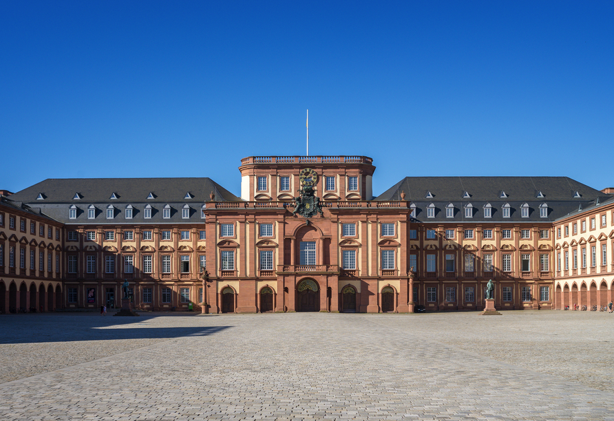 Besuchen Sie das Mannheimer Schloss. 