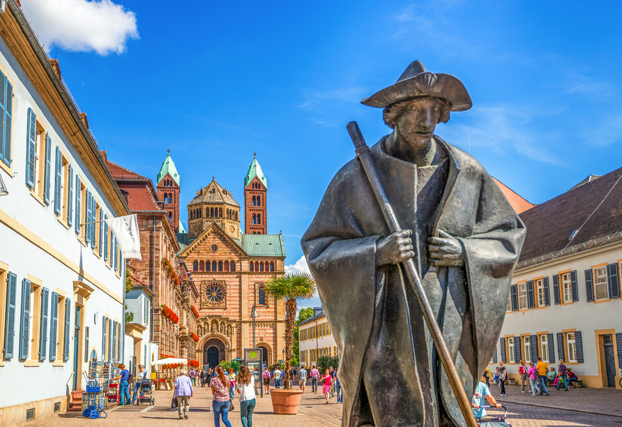 Begutachten Sie die Pilgerstatue vor dem beeindruckenden Dom zu Speyer.