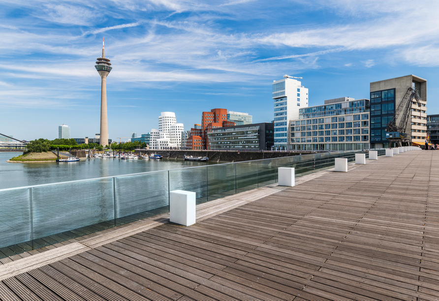 Bummeln Sie noch etwas entlang des Medienhafens in Düsseldorf.