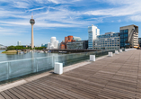 Bummeln Sie vor Ihrer Einschiffung noch etwas entlang des Medienhafens in Düsseldorf.