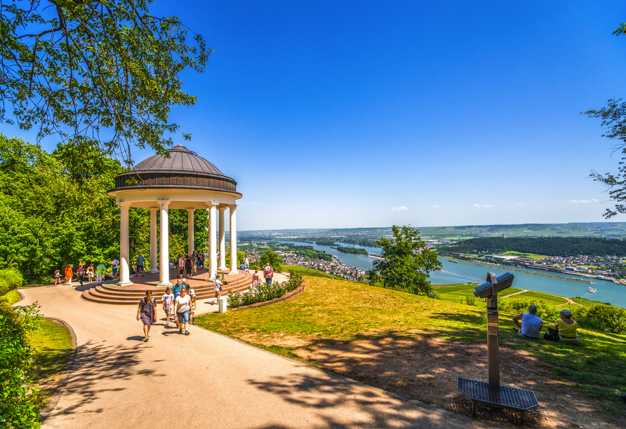 Fahren Sie mit der Seilbahn in Rüdesheim und genießen Sie einen atemberaubenden Blick vom Niederwalddenkmal auf den Rhein.