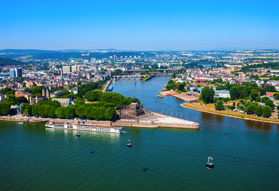 Der Blick auf das Deutsche Eck in Koblenz, wo die Mosel in den Rhein fließt.