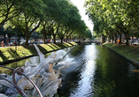 Der Stadtgraben teilt die Königsallee in Düsseldorf in zwei Seiten.