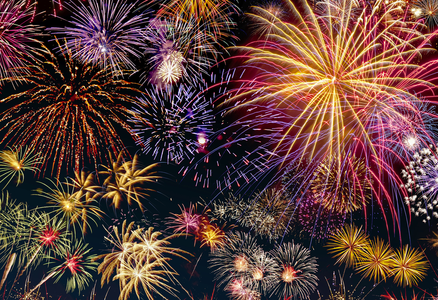 Begrüßen Sie das neue Jahr mit einem funkelnden Feuerwerk.