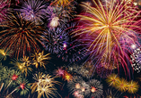 Begrüßen Sie das neue Jahr mit einem funkelnden Feuerwerk.