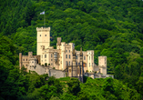 Unternehmen Sie einen Ausflug zum malerischen Schloss Stolzenfels in der Nähe von Koblenz.
