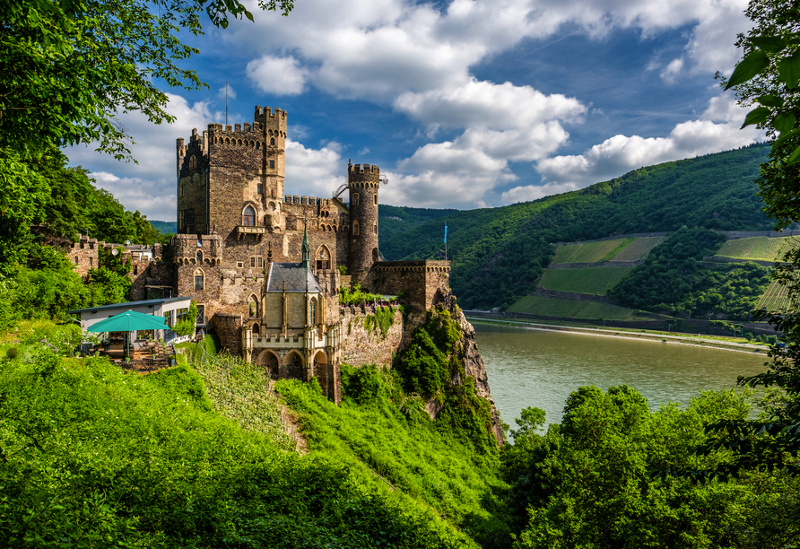 Auf der Rheinstrecke zwischen Koblenz und Rüdesheim entdecken Sie zahlreiche Burgen und Schlösser – wie hier die Burg Rheinstein.
