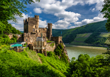 Auf der Rheinstrecke zwischen Koblenz und Rüdesheim entdecken Sie zahlreiche Burgen und Schlösser – wie hier die Burg Rheinstein.