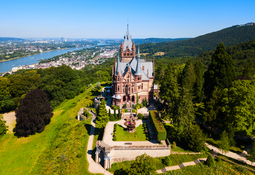 Nahe von Bonn befindet sich das wunderschöne Schloss Drachenburg.