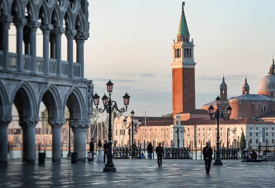 Unternehmen Sie einen Ausflug in die berühmte Lagunenstadt Venedig mit dem Markusplatz.