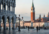 Unternehmen Sie einen Ausflug in die berühmte Lagunenstadt Venedig mit dem Markusplatz.