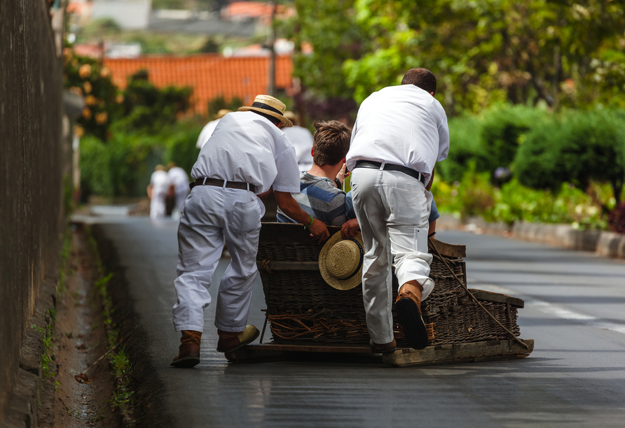 Bei einem Besuch auf der Insel Madeira sollte eine Fahrt mit dem typischen Korbschlitten auf dem Programm stehen.