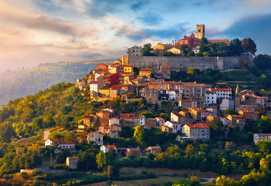 Genießen Sie den eindrucksvollen Blick auf Motovun. 