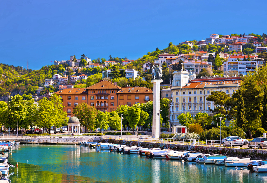 Rijeka liegt malerisch an der Kvarner Bucht.