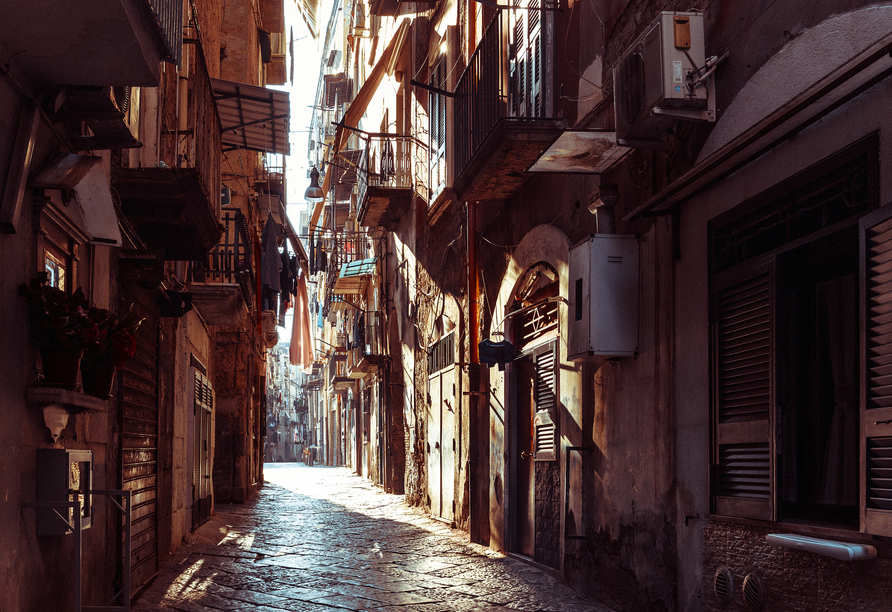 Blick in eine typische Straße der Altstadt von Neapel