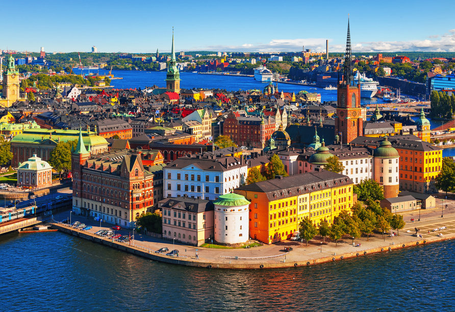 Bunte Häuschen, Kopfsteinpflasterstraßen und eine lebendige Altstadt – in Stockholm gibt es viel zu entdecken!