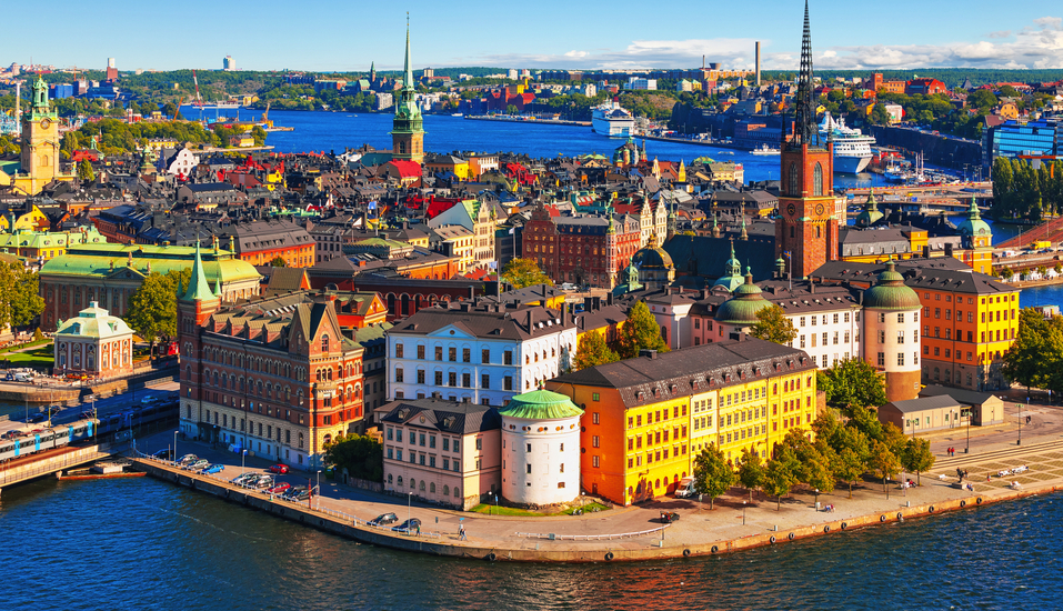 Willkommen in Schweden! Stockholm erwartet Sie mit bunten Häusern, Kopfsteinpflasterstraßen und einer lebendigen Altstadt.