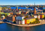 Willkommen in Schweden! Stockholm erwartet Sie mit bunten Häusern, Kopfsteinpflasterstraßen und einer lebendigen Altstadt.