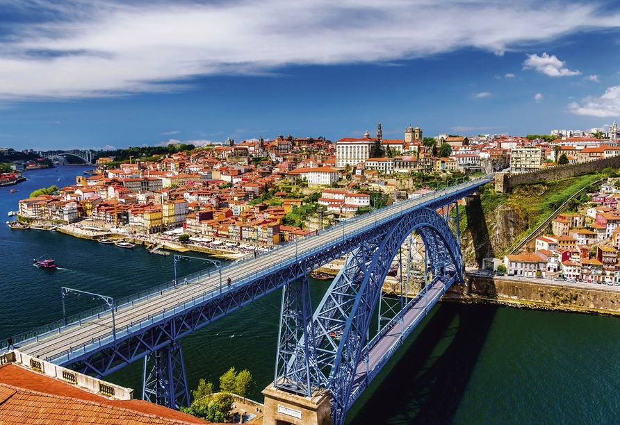 Die Bogenbrücke Dom Luís überspannt den Fluss Douro und verbindet Porto mit der kleinen angrenzenden Stadt Vila Nova de Gaia.