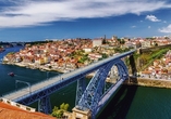 Die Bogenbrücke Dom Luís überspannt den Fluss Douro und verbindet Porto mit der kleinen angrenzenden Stadt Vila Nova de Gaia.