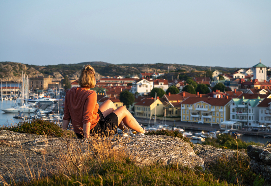 Genießen Sie wunderschöne Panoramaausblicke übers Wasser und die bunten Ortschaften an der Westküste Schwedens.