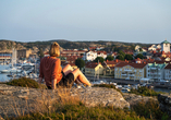 Genießen Sie wunderschöne Panoramaausblicke übers Wasser und die bunten Ortschaften an der Westküste Schwedens.
