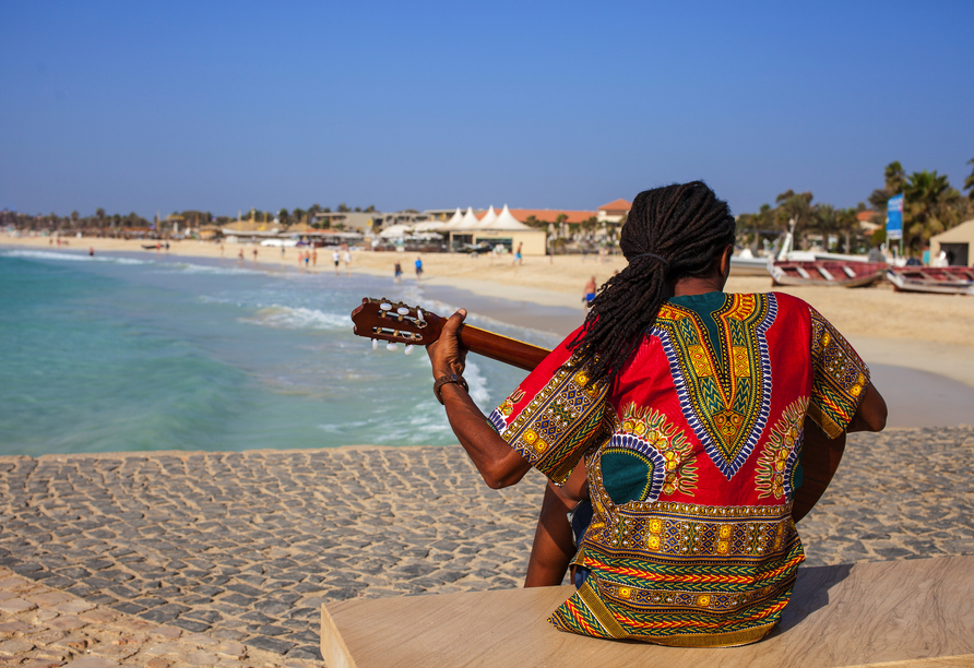 Gitarrenspieler am Strand von Santa Maria 