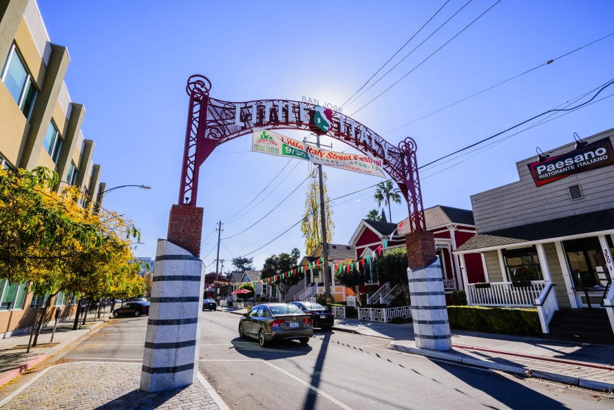 Statten Sie Little Italy einen Besuch ab und kommen Sie unter anderem in den Genuss der italienischen Küche.
