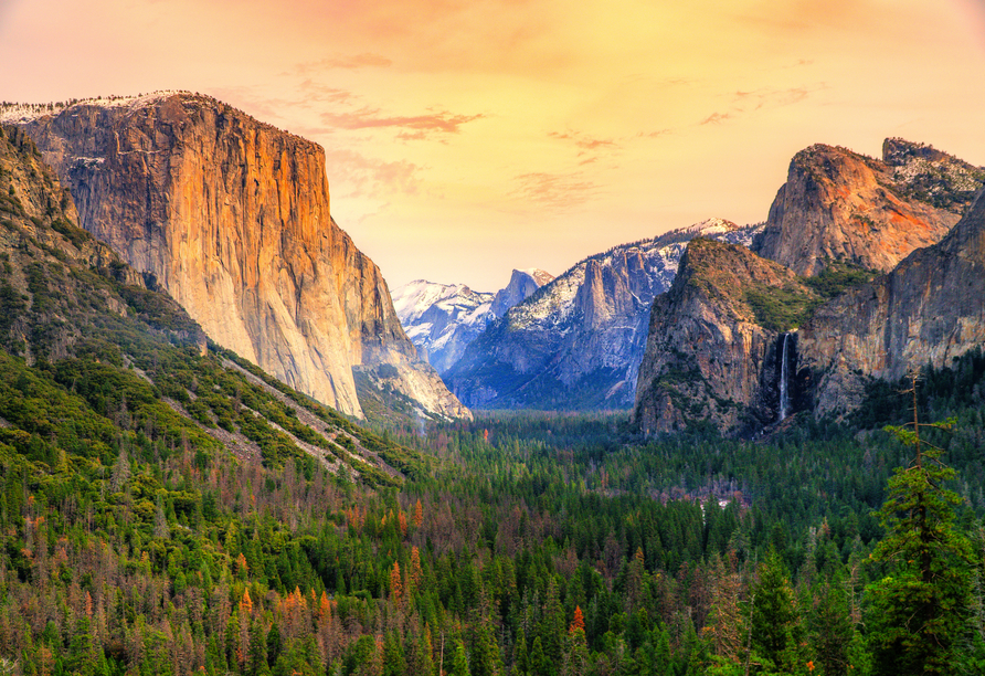 Auch der Yosemite Nationalpark beeindruckt mit seiner bergigen Szenerie.