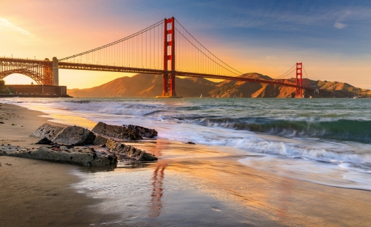 San Franciscos Golden Gate Bridge verzaubert bei untergehender Sonne.