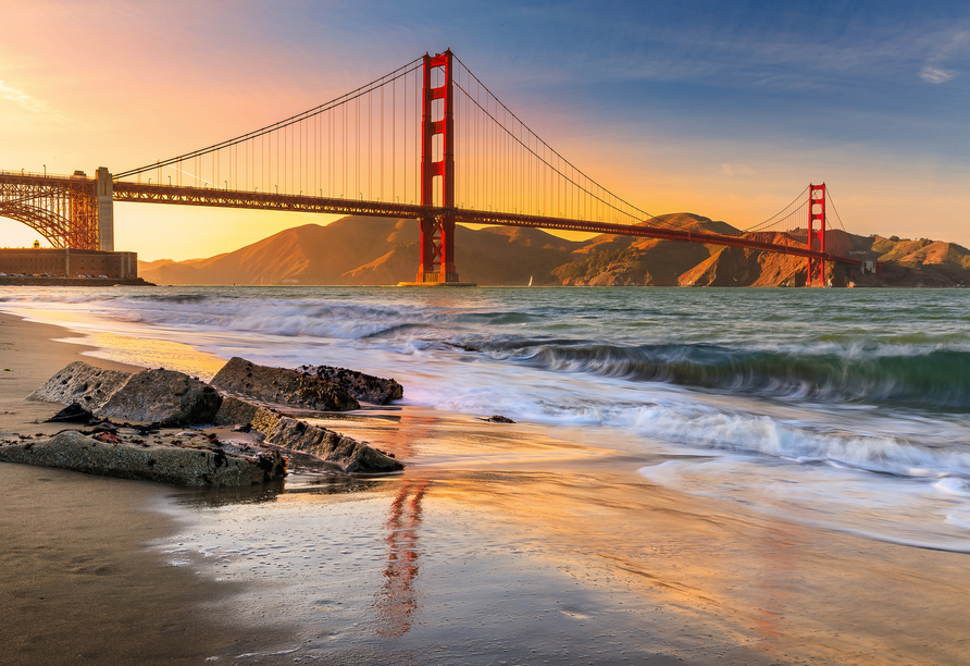 San Franciscos Golden Gate Bridge verzaubert bei untergehender Sonne.