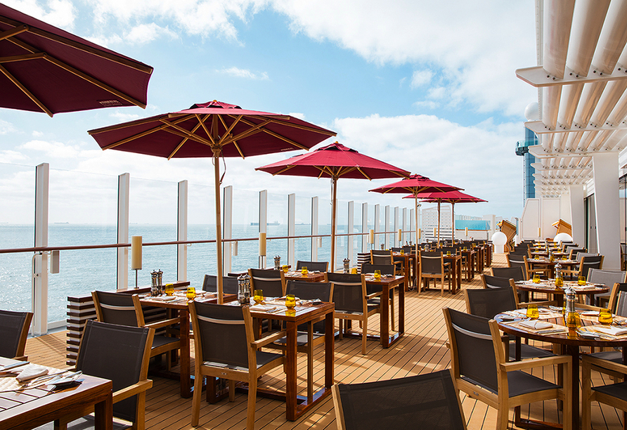 Essen mit Meerblick: Dazu lädt die Terrasse des Steak-Hauses an Bord von AIDAprima ein.