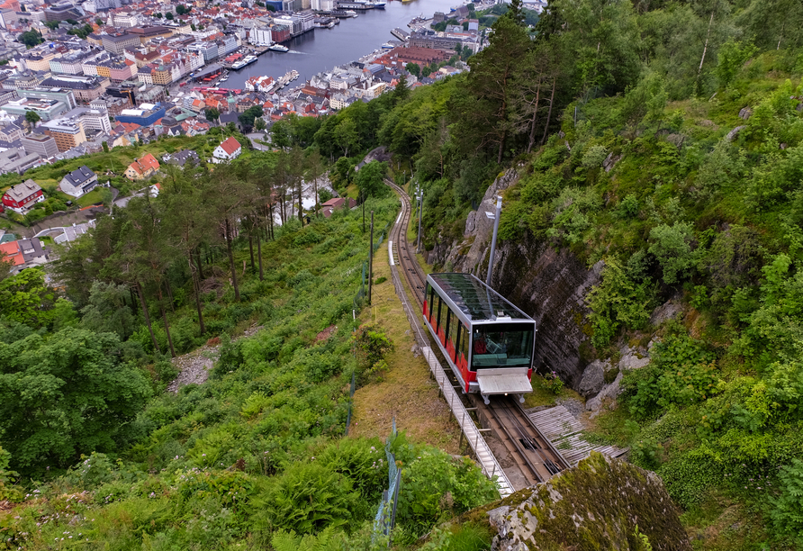 Die berühmte Seilbahn Fløibane in der Stadt Bergen in Norwegen