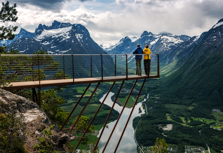 Wandern Sie zum Aussichtspunkt Rampestreken und lassen Sie sich mit einem traumhaften Blick auf die Alpenstadt Åndalsnes belohnen.