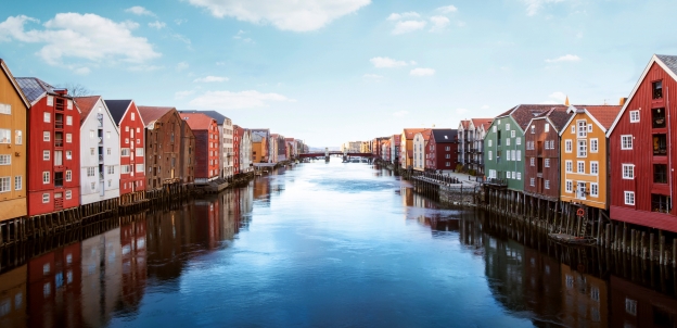 Bewundern Sie die traditionellen bunten Häuser in Trondheim.