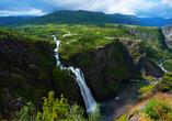 Spektakuläre Wasserfälle prägen die Fjordlandschaften – wie hier der Voringsfossen Wasserfall im Eidfjord.