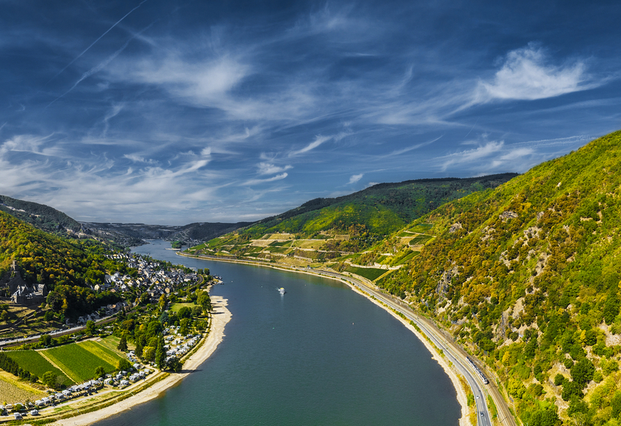 Genießen Sie während Ihrer Fahrt durch das UNESCO-Welterbe Oberes Mittelrheintal die Aussicht auf die Landschaft.
