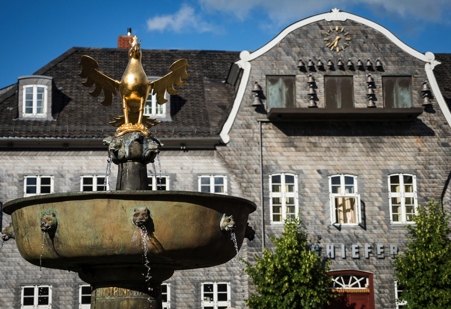Der Marktbrunnen in Goslar mit dem Wahrzeichen der Stadt, dem Adler