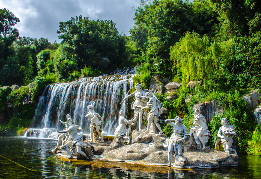 Wasserfall und Figurengruppe im Garten des Kölnigspalastes von Caserta
